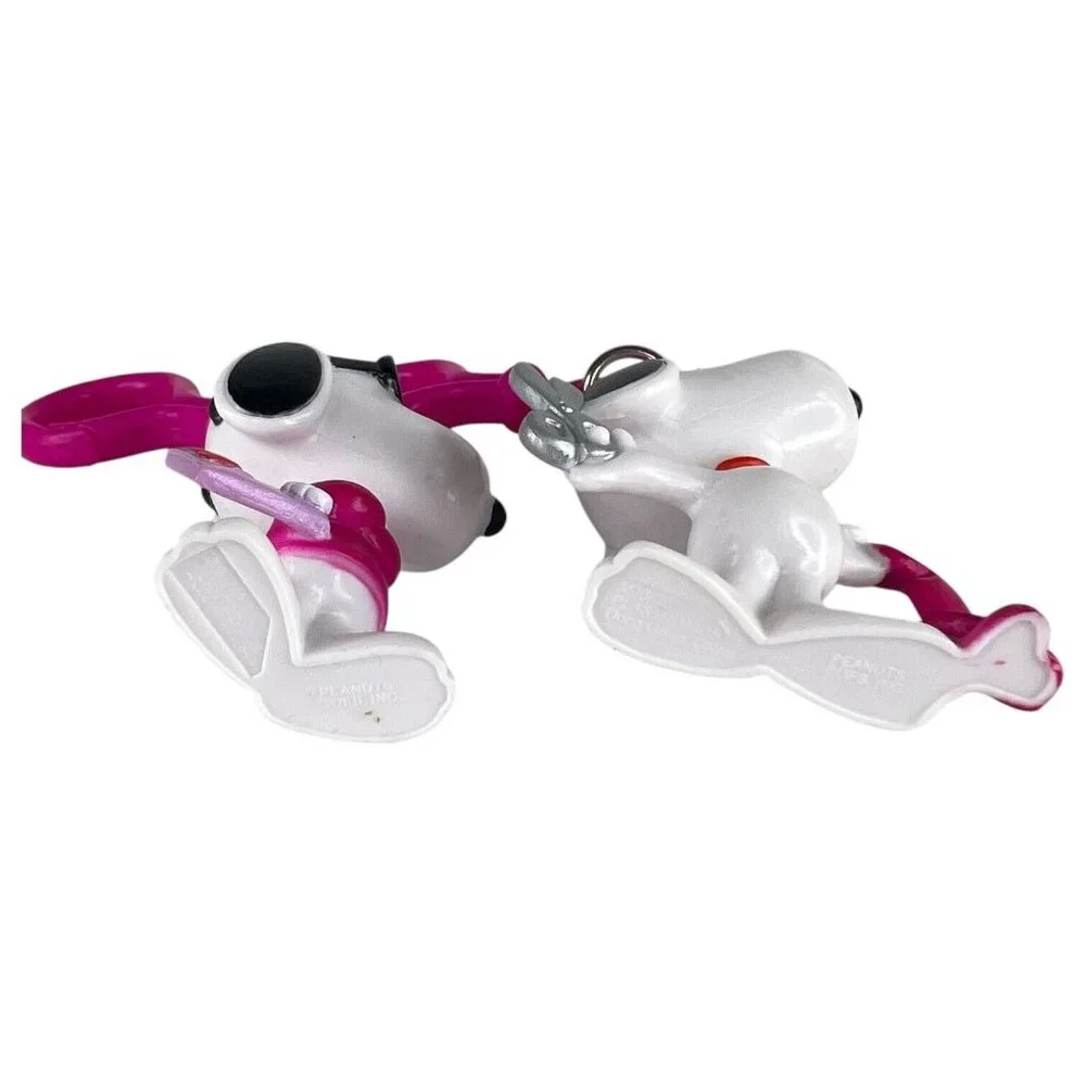 2 Vintage Joe Cool Snoopy Clip On Keychain Valentines Day Cutting‎ Hearts Card